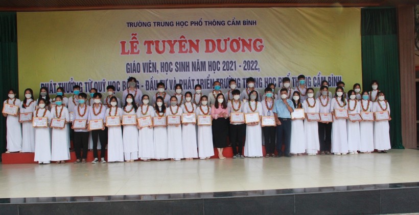 Hà Tĩnh: Trường THPT Cẩm Bình tuyên dương giáo viên, học sinh thành tích cao