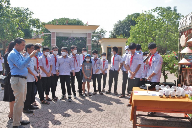 Các em học sinh trường THCS Nam Hà (Hà Tĩnh) sôi nổi trong ngày hội STEM.