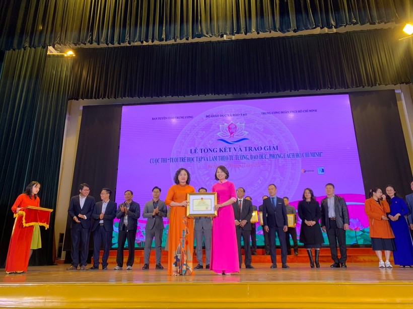 Thứ trưởng Ngô Thị Minh trao bằng khen cho ngành Giáo dục Hà Tĩnh vì đã có thành tích trong tổ chức Cuộc thi.