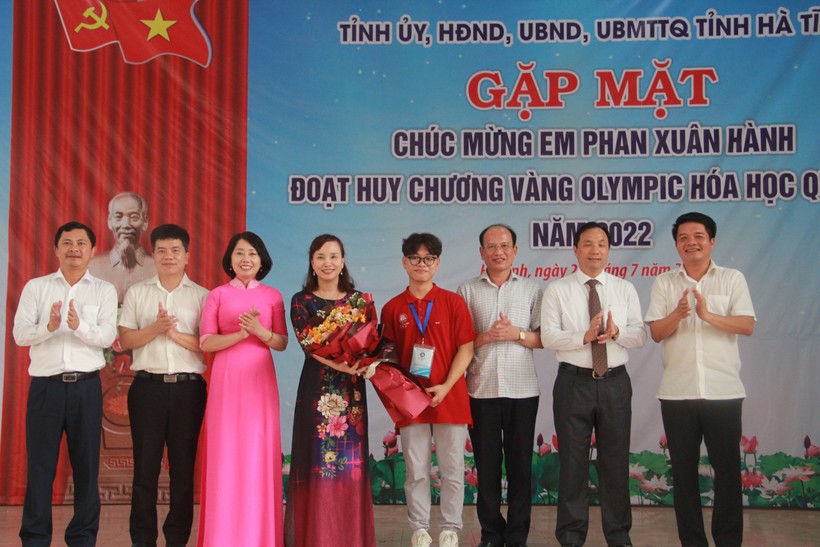 Ngành GD Hà Tĩnh chúc mừng em Phan Xuân Hành (HCV Olympic Hóa năm 2022). 