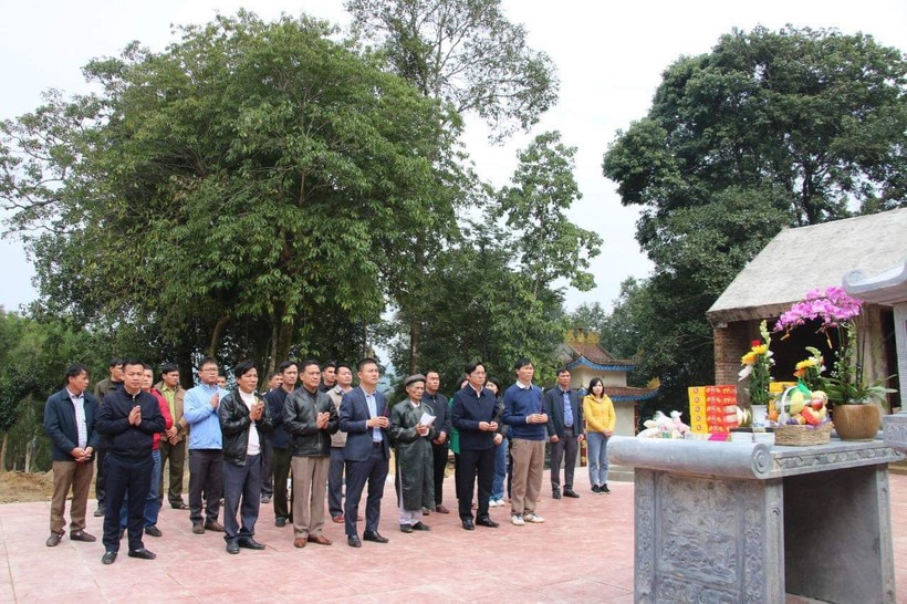 Ban Quản lý Khu bảo tồn thiên nhiên Kẻ Gỗ, đại diện Tạp chí Đầu tư Tài chính - VietnamFinance cùng chính quyền địa phương dâng hương tại đền thờ liệt sỹ hồ Kẻ Gỗ.