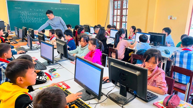 Thầy, trò Trường TH&THCS thị trấn Mường Lát (Thanh Hóa) trong giờ học môn Tin học.