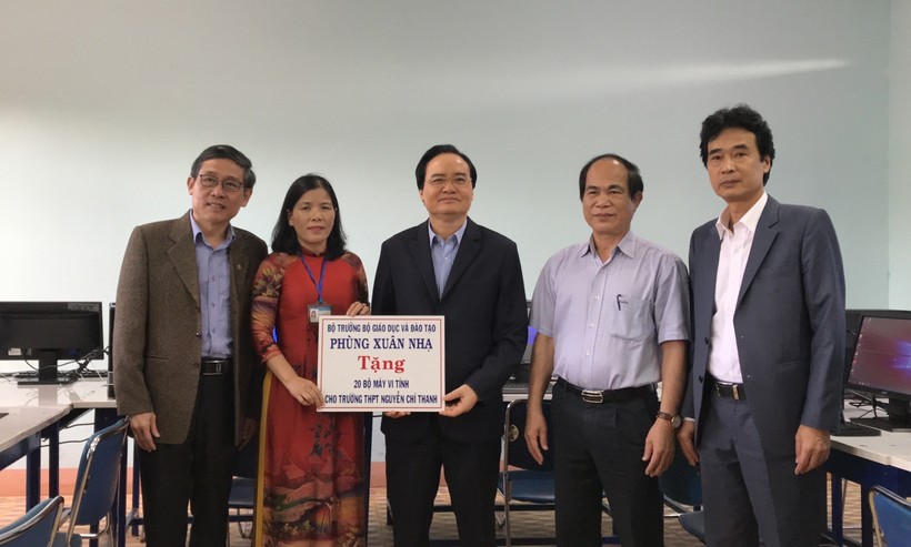 Bộ trưởng Phùng Xuân Nhạ tặng 20 bộ máy tính cho trường THPT Nguyễn Chí Thanh.