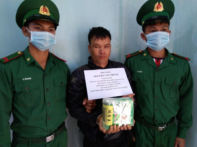 Đối tượng Nguyễn Văn Hùng (tên gọi khác Nguyễn Văn Trung) bị bắt giữ khi đang vận chuyển 1kg ma tuý đá. Ảnh: CTV