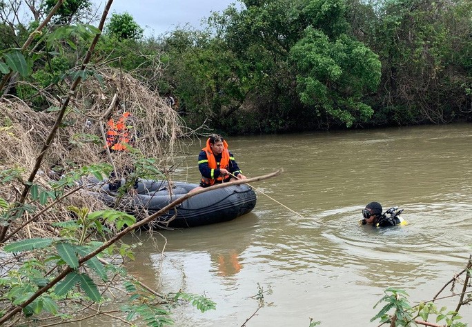 Lực lượng chức năng tìm kiếm thi thể nạn nhân bị đuối nước.