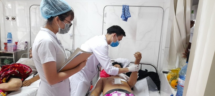 Bác sĩ điều trị cho bệnh nhân Đinh Văn Hà với vết thương vùng thượng vị thấu bụng, rách gan.