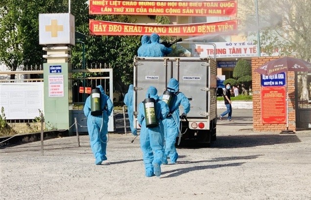 Lực lượng chức năng phun thuốc tiêu độc, khử trùng tại Trung tâm y tế huyện Ia Pa.