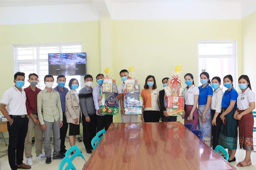 Lãnh đạo Phân hiệu Đại học Đà Nẵng tại Kon Tum tặng quà cho lưu học sinh ở lại trường đón Tết Nguyên đán.