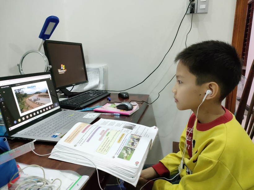 Học sinh tỉnh Kon Tum học trực tuyến tại nhà trong thời gian nghỉ phòng, chống dịch Covid-19.