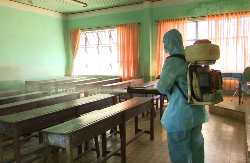 Gia Lai khử khuẩn, vệ sinh phòng học để đón học sinh quay trở lại trường.