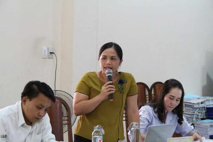 Cô Đinh Thị Lan - Phó giám đốc Sở GD&ĐT Kon Tum, Phó Chủ tịch HĐTĐ chủ trì phiên họp.