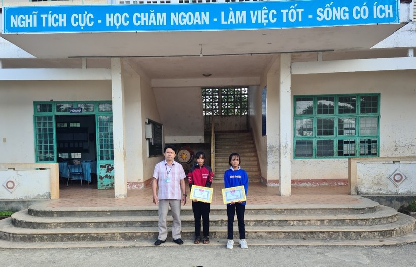 Trường TH&THCS xã Đăk Plô tặng giấy khen cho hai em học sinh nhặt được của rơi, trả lại người mất.