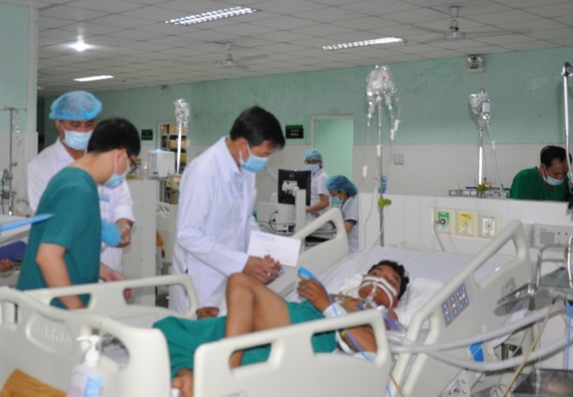 Lãnh đạo Sở Y Tế thăm hỏi, hỗ trợ các trường hợp nghi ngộ độc tại Bệnh viện đa khoa tỉnh Kon Tum.