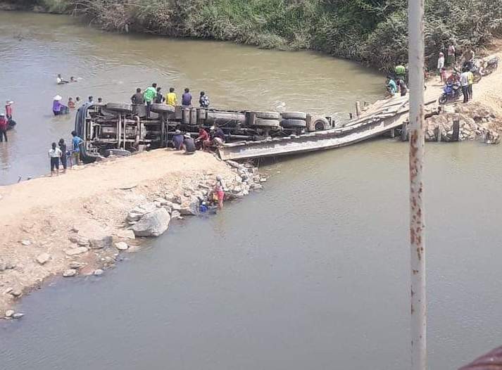 Chiếc cầu tạm bị sập khiến xe chở mì rơi xuống sông.