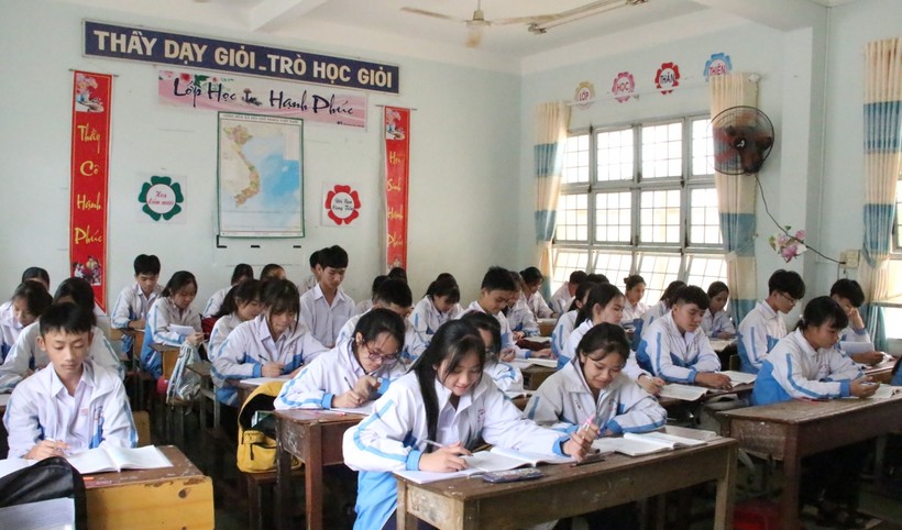 Các em học sinh lớp 9 tại Kon Tum ôn tập, chuẩn bị cho kỳ thi tuyển sinh vào lớp 10.
