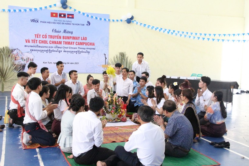 Lưu học sinh Lào đón Tết cổ truyền Bunpimay tại Kon Tum.