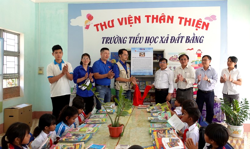 “Tủ sách Đinh Hữu Dư” trao tặng 3.500 cuốn sách cho 4 điểm trường khó khăn trên địa bàn huyện Krông Pa (Gia Lai).