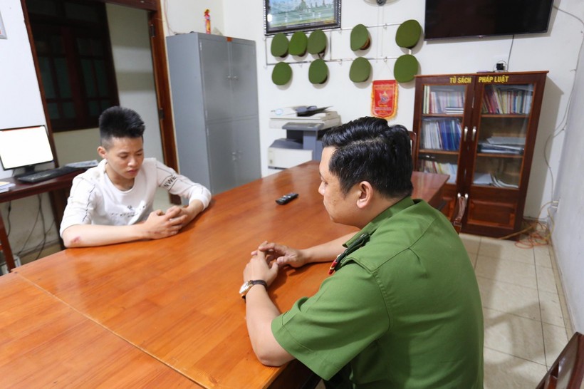 Nguyễn Đại Vỹ tại cơ quan công an sau khi khiêu khích, ném bột ớt vào CSGT.