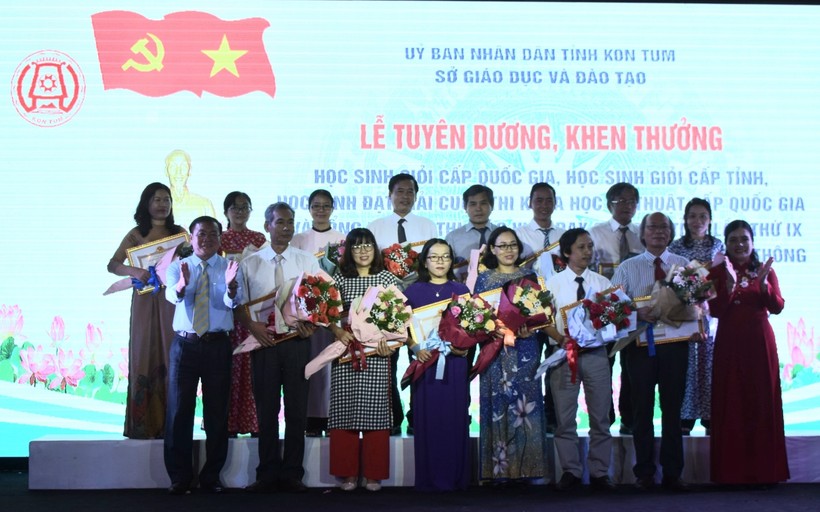 Lãnh đạo tỉnh Kon Tum tuyên dương, khen thưởng giáo viên dạy giỏi cấp tỉnh lần thứ IX năm học 2020-2021.