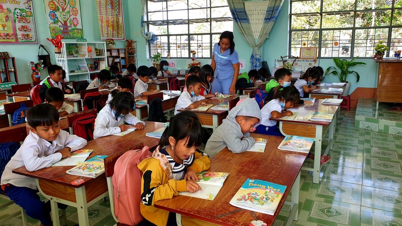 Giáo viên ở những vùng khó khăn lo lắng thiếu SGK cho các em học sinh.