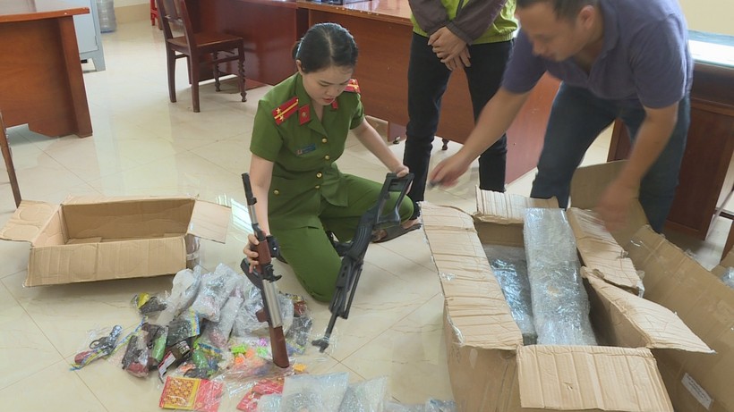 Lực lượng chức năng phát hiện vụ mua bán súng đồ chơi trẻ em.
