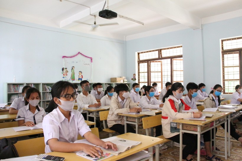 Học sinh tại Kon Tum đeo khẩu trang khi ngồi học để đảm bảo an toàn trong điều kiện dịch bệnh.