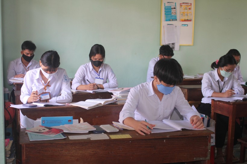 Học sinh tại Gia Lai đeo khẩu trang, giữ khoảng cách khi ngồi học.