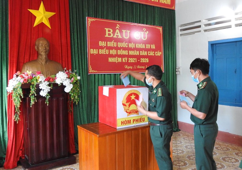 Cử tri tại Đồn Biên phòng Đăk Long (huyện Đăk Glei, Kon Tum) được bỏ phiếu bầu cử sớm.
