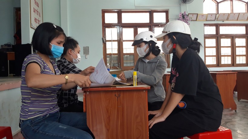 Các em học sinh tại Kon Tum đến trường nộp hồ sơ tuyển sinh vào lớp 10.