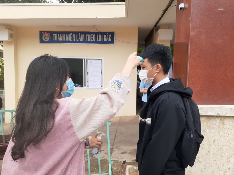 Học sinh thi vào lớp 10 trường THPT chuyên Hùng Vương được đo thân nhiệt sát khuẩn trước khi vào phòng thi.