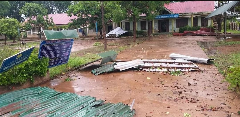 Trường học bị hư hỏng sau một trận mưa lớn kèm lốc xoáy.