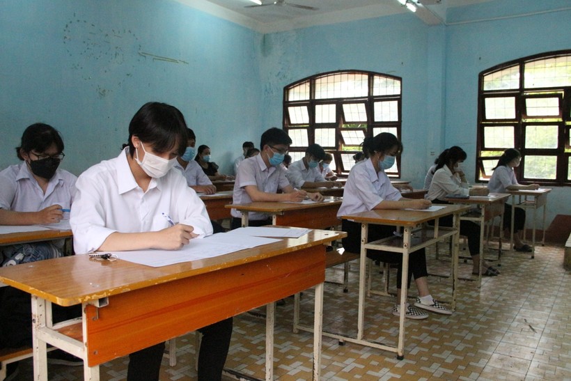 Học sinh lớp 12 tại Kon Tum tham dự kì thi thử tốt nghiệp THPT 2021 đảm bảo an toàn trong điều kiện dịch bệnh.
