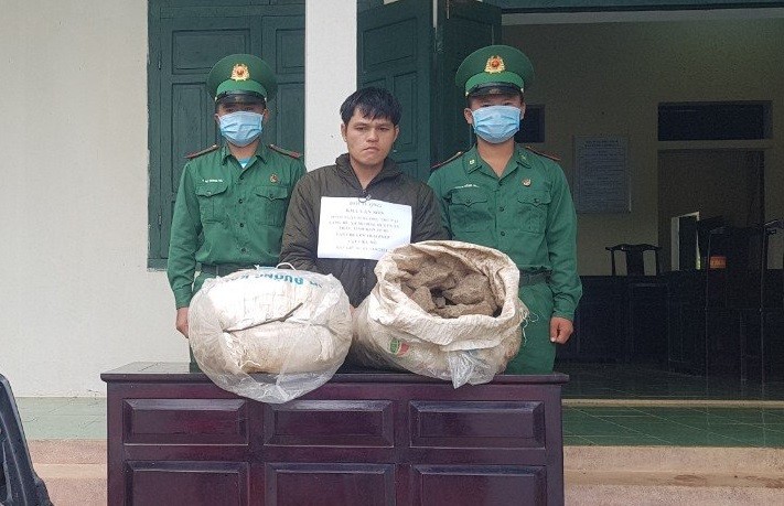 Kha Văn Són cùng tang vật là 100kg thuốc bom.