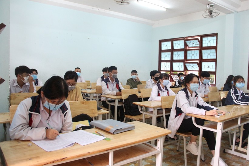 Học sinh lớp 12 tại Kon Tum quay trở lại trường ôn tập sau thời gian tạm nghỉ phòng chống dịch Covid-19.