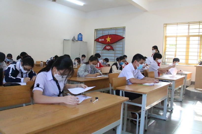 Các em học sinh thi vào lớp 10 chuyên tại Kon Tum.