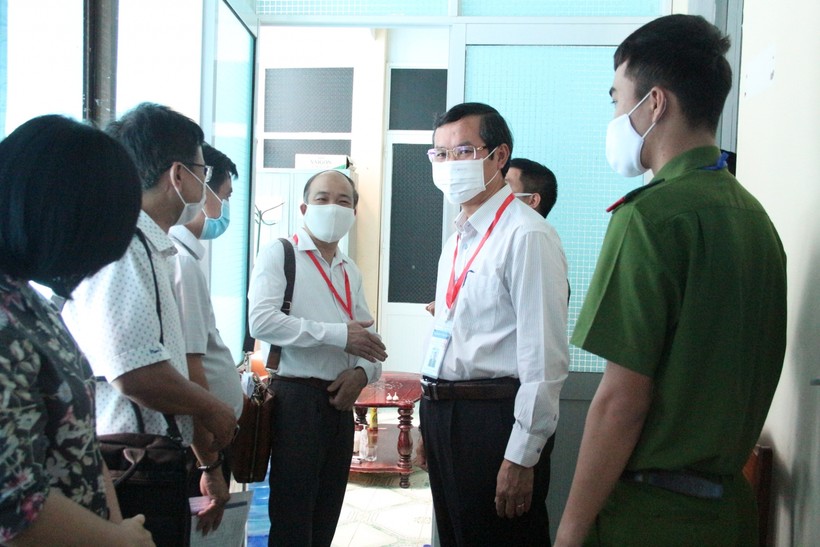 Thứ trưởng Bộ GD&ĐT Nguyễn Văn Phúc kiểm tra khu vực in, sao đề thi tại Sở GD&ĐT Gia Lai.
