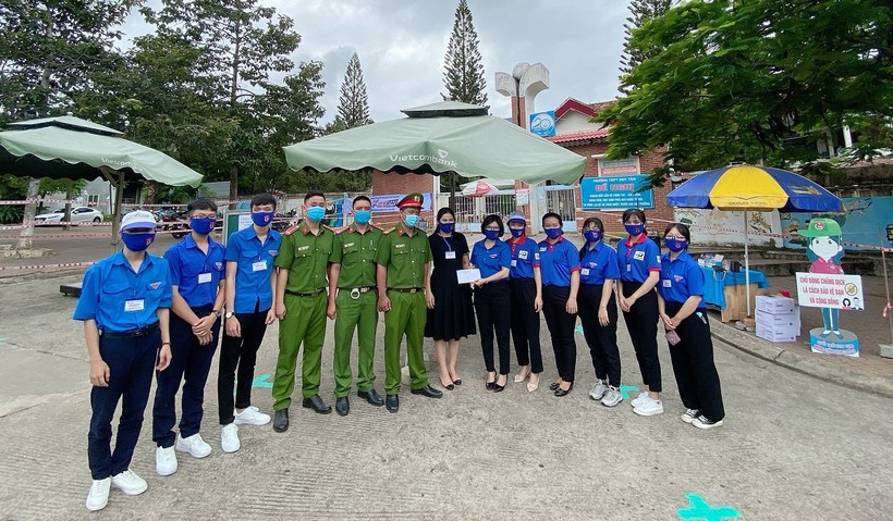 Chị Bạch Thị Mân, Phó Bí thư tỉnh đoàn Kon Tum đến các điểm thi động viên tình nguyện viên.