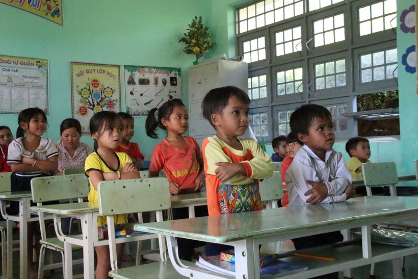 Học sinh vùng khó huyện Tu Mơ Rông làm quen với chương trình SGK lớp 1.