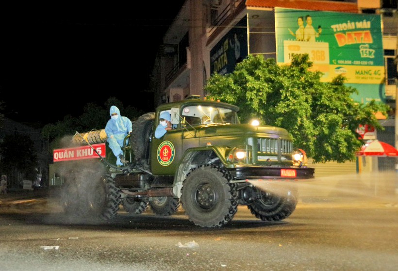 Sư đoàn BB2 (QK5) phun khử khuẩn tại Thị trấn Phú Túc và huyện Ia Pa. Ảnh: N.S.