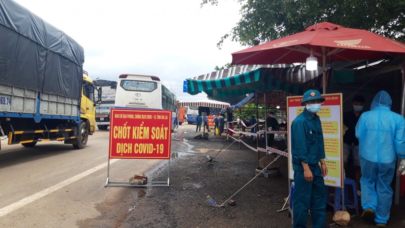Chốt kiểm dịch Covid-19 trên Quốc lộ 14 từ Đắk Lắk về Gia Lai.