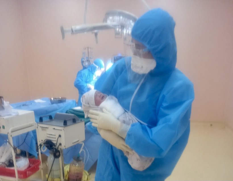 Thai nhi của sản phụ mắc Covid-19 được phẫu thuật lấy ra thành công tại Bệnh viện dã chiến điều trị cho bệnh nhân Covid-19 tỉnh Gia Lai.