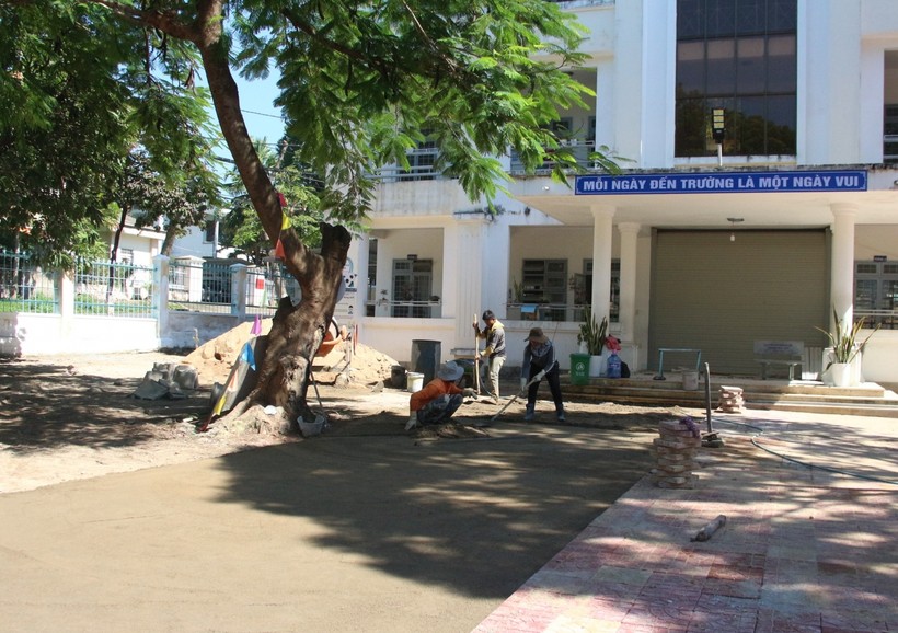 Trường Tiểu học Trần Phú (TP Kon Tum) xây dựng, sửa chữa chuẩn bị cho năm học mới.