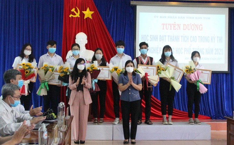 8 học sinh có thành tích xuất sắc trong Kỳ thi tốt nghiệp THPT 2021 được nhận Bằng khen của UBND tỉnh Kon Tum.