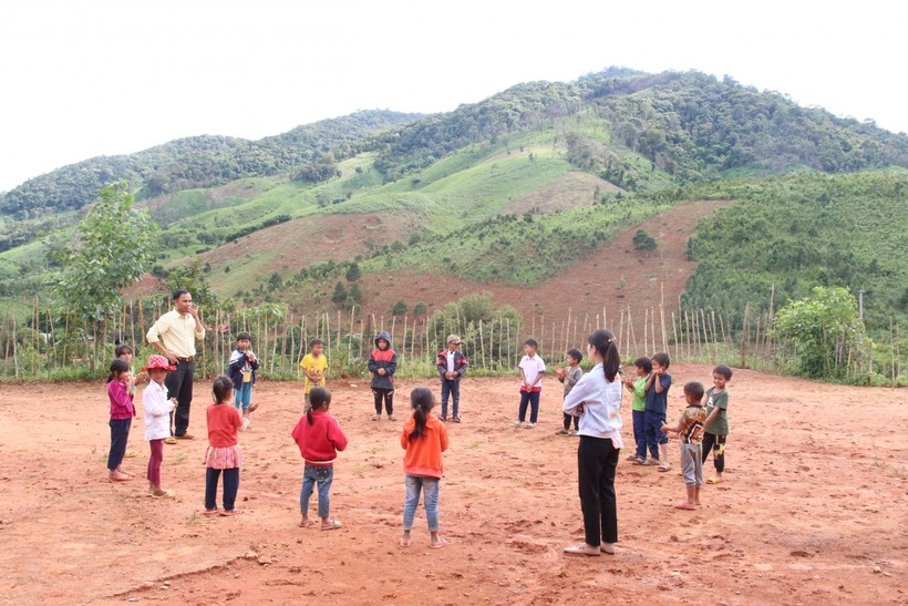 Học sinh ở vùng khó tỉnh Kon Tum trong năm học 2020-2021. 