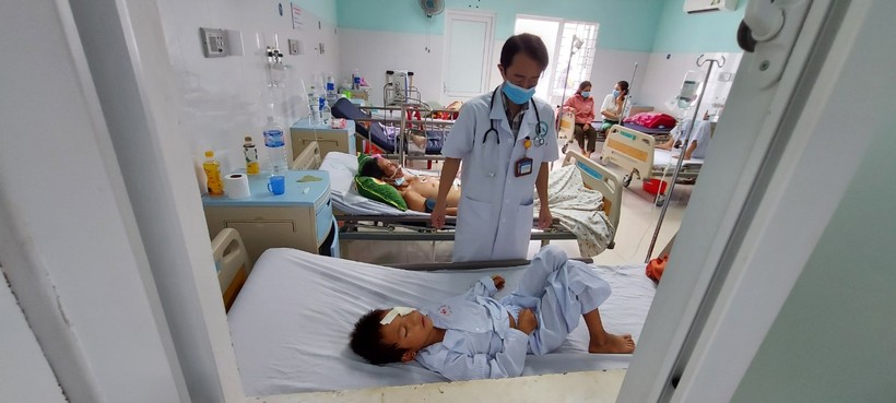 Cháu bé bị mũi tên đâm xuyên mắt đang được theo dõi tại Bệnh viện đa khoa tỉnh Kon Tum.