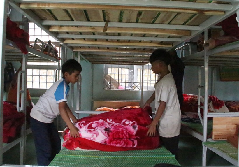 Học sinh vùng cao huyện Kon Plông tự giác trong việc dọn dẹp, vệ sinh cá nhân.
