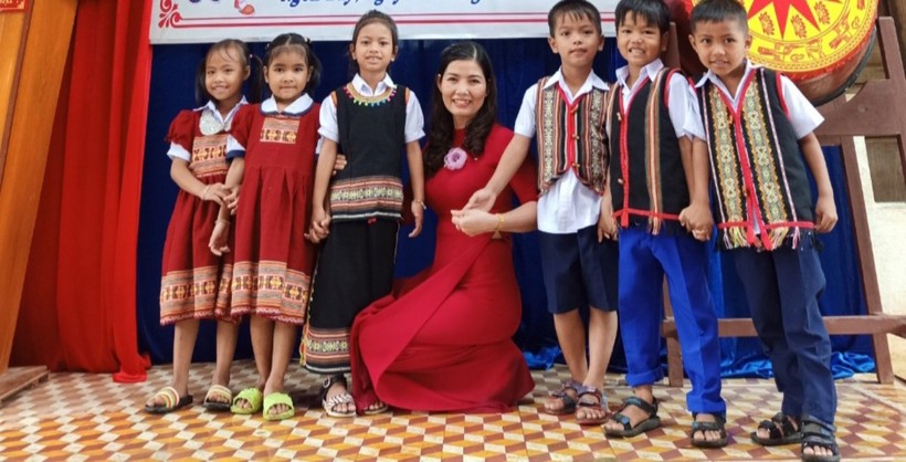 Cô Đậu Thị Lan cùng các em học sinh Trường Tiểu học Đặng Trần Côn.