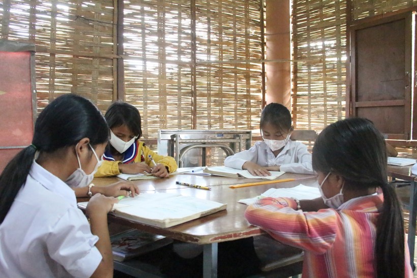 Học sinh Trường Tiểu học Đặng Trần Côn (TP Kon Tum) học theo nhóm nhỏ trong nhà rông để phòng, chống dịch bệnh.