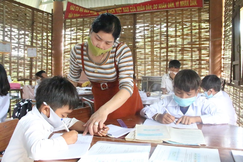 Không có đủ điều kiện học trực tuyến, giáo viên tại Kon Tum dạy cho học sinh theo từng nhóm nhỏ ở nhà rông.