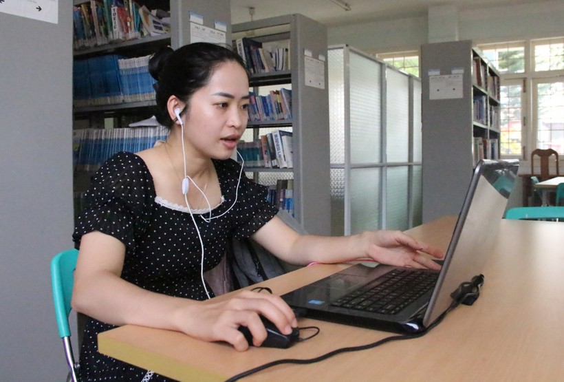 Giảng viên Phân hiệu Đại học Đà Nẵng tại Kon Tum dạy học trực tuyến.